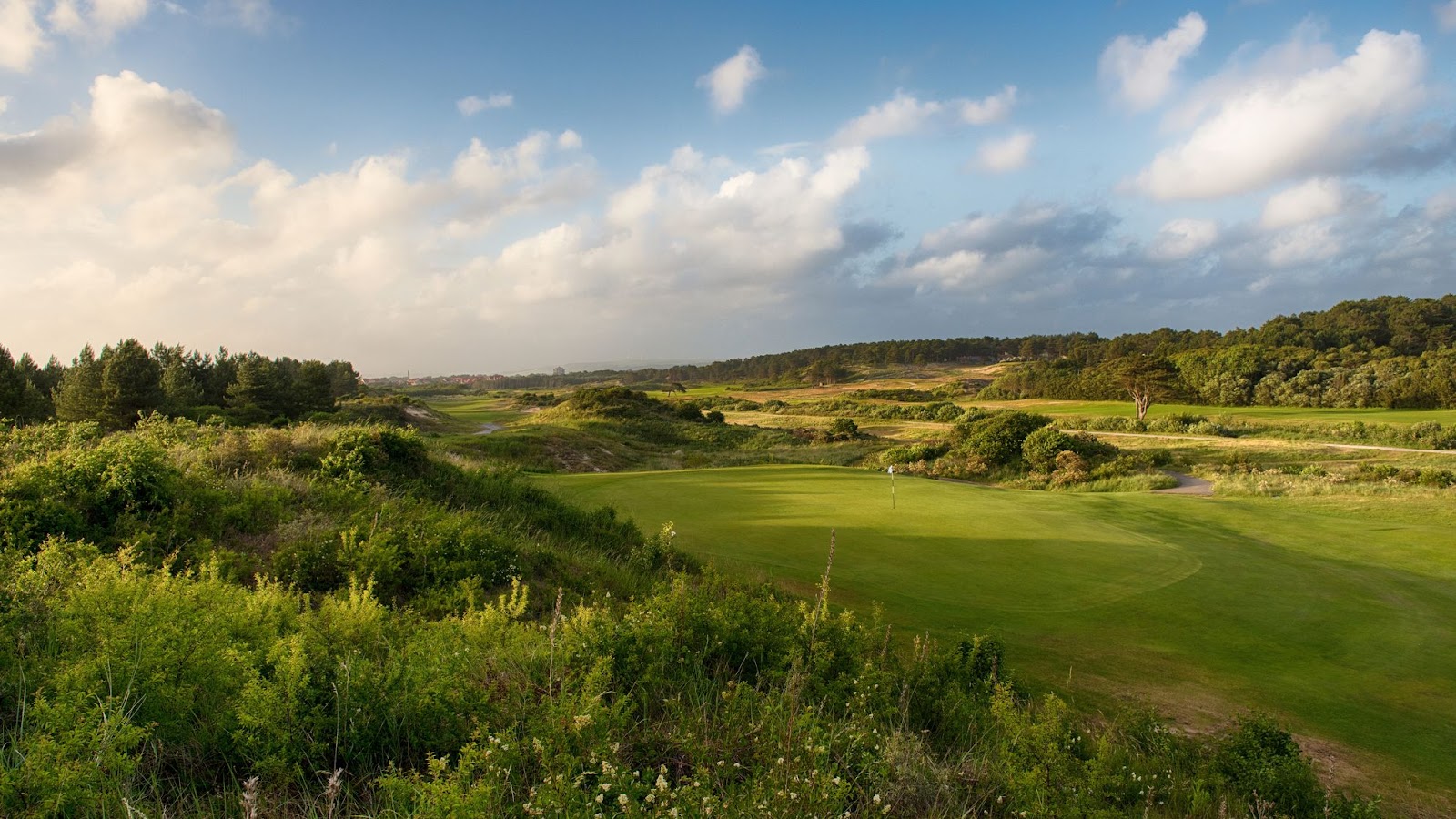 Le Touquet La Mer, links fairways winding through tall dunes on the Opal Coast of France