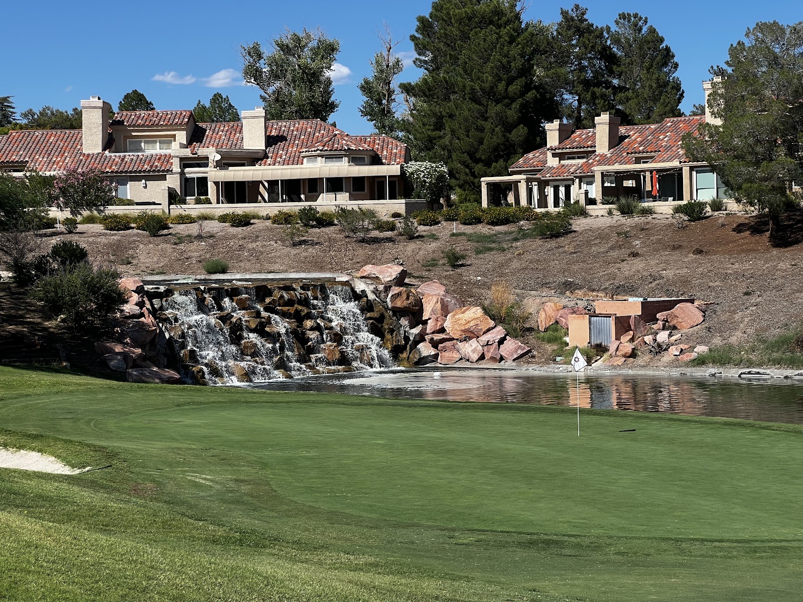 Spanish Trail Country Club, lake guarded fairway and desert backdrop in Las Vegas, Nevada
