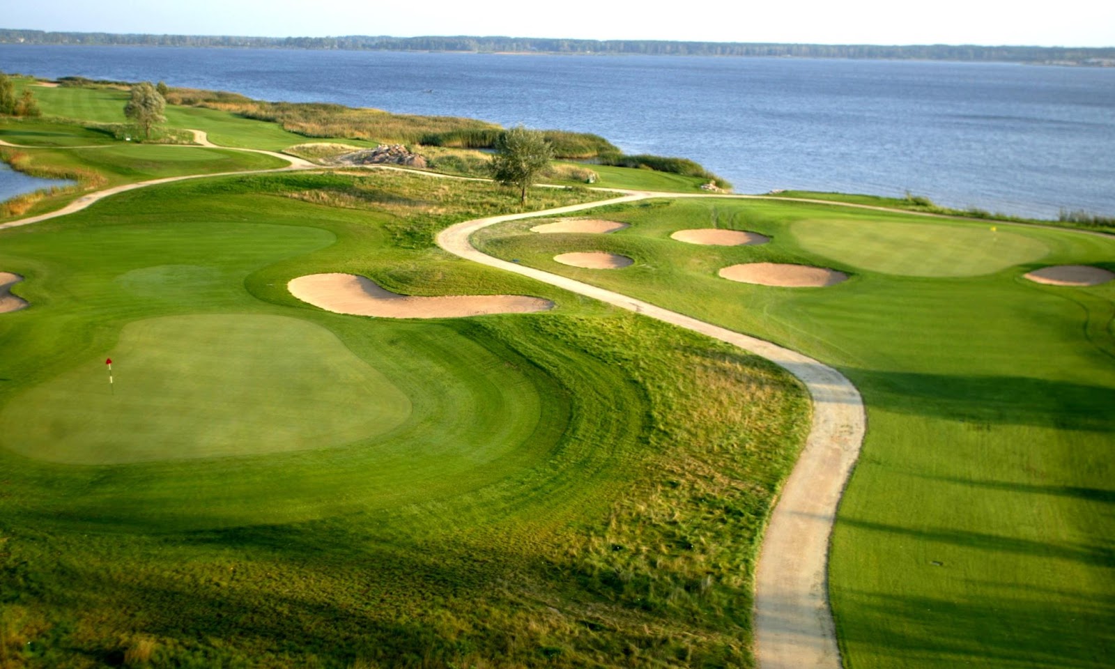Ozo Golf Club Riga, bunkered greens running along the Kisezers lakeshore